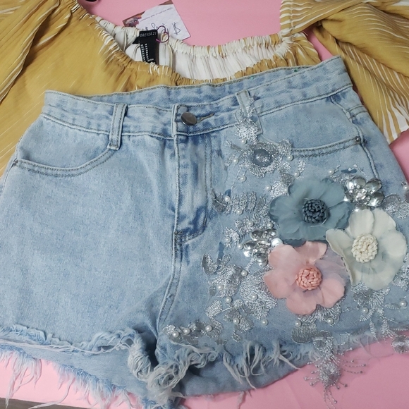 Embellished Floral Denim Shorts - Picture 3 of 10